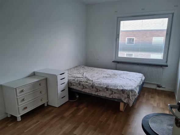 Сдам комнату в 3 комн квартире одному